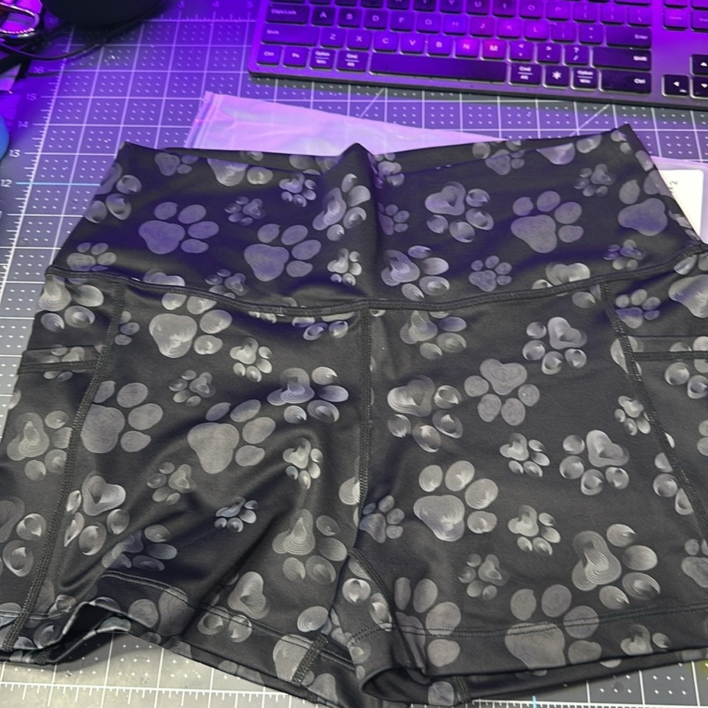 NWOT Constantly Varied Gear CVG  place and gray dog paw print 2.5 shorts Size M
